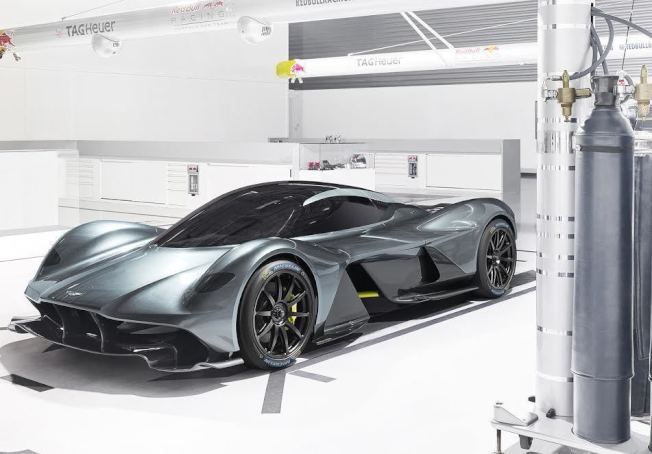 Aston MartinHypercar新作Valkyrie，采用MICHELIN高性能竞技轮胎Pilot Sport Cup 2。（Aston Martin提供）