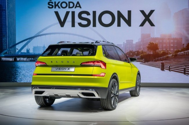 在车尾的部分，Vision X也沿用了与Kodiaq、Karoq一样的C形水晶切割式尾灯。（ŠKODA）