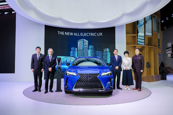 LEXUS雷克萨斯国际及中国管理层、LEXUS雷克萨斯电气化车型总工程师渡边刚与全新雷克萨斯纯电动UX 300e合影